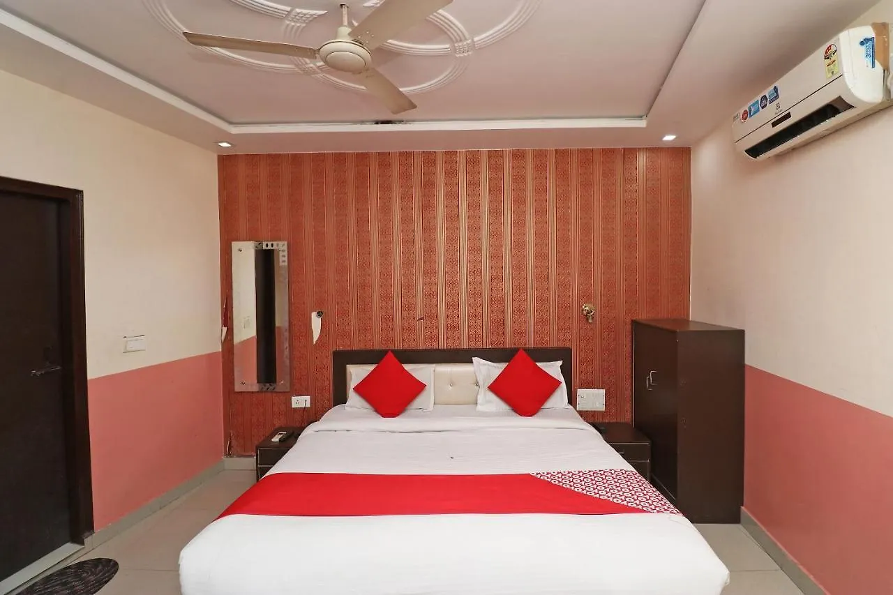 Hotel Raj Paradise 3*, אגרה הודו