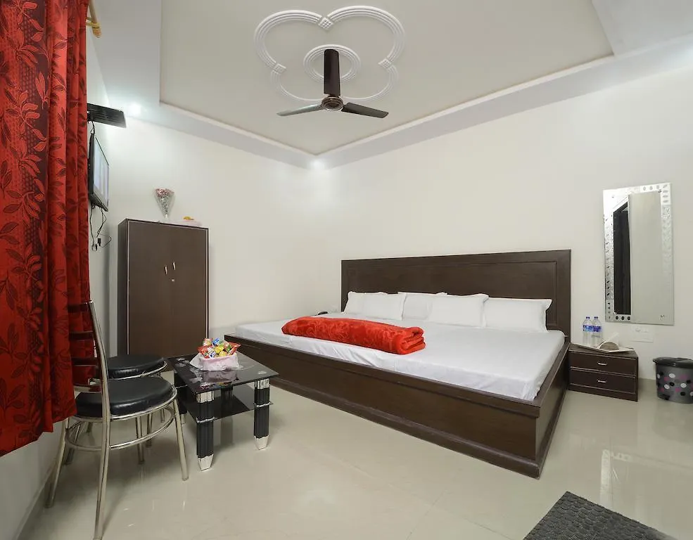 Hotel Raj Paradise אגרה