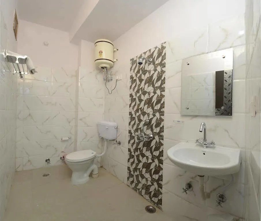Hotel Raj Paradise  אגרה